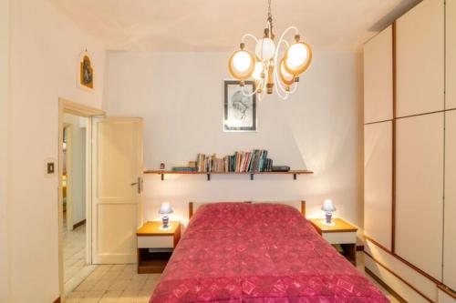 PolinoにあるCasa Romanoのベッドルーム1室(大型赤いベッド1台、テーブル2台付)