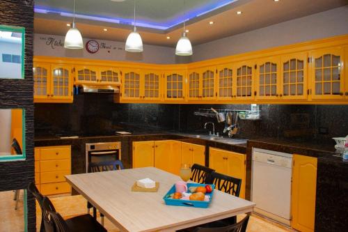 Kuchyň nebo kuchyňský kout v ubytování SUITES FullHouse