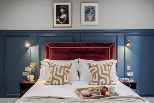 een bed met een dienblad met eten erop bij Tooting - Your Apartment in Londen