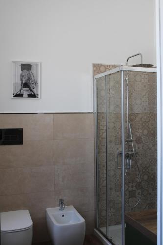 y baño con ducha, lavabo y aseo. en La Dimora di Don Salvatore en Caltanissetta