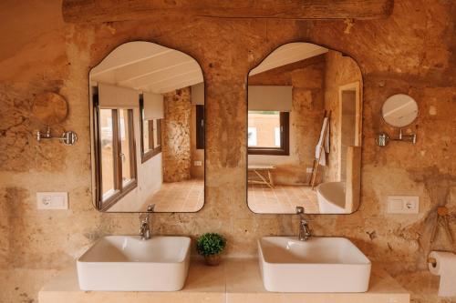 łazienka z 2 umywalkami i 2 lustrami w obiekcie Claudia by Nura w mieście Campos