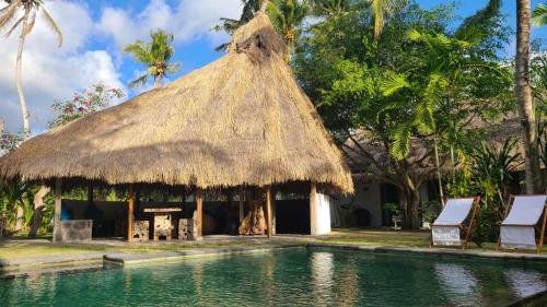 Der Swimmingpool an oder in der Nähe von Tiki Boutique Hotel Spa Lombok