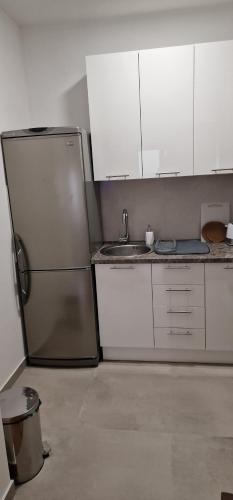 una cucina con frigorifero e lavandino di Oaza 45 a Belgrado