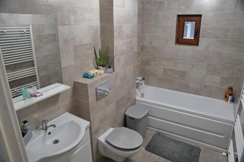 a bathroom with a white toilet and a sink at Anto1 in Călăraşi