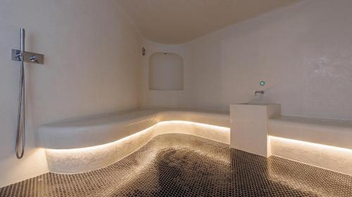 Ένα μπάνιο στο Domaine de Dolomieu Hotel & Spa - BW Premier Collection