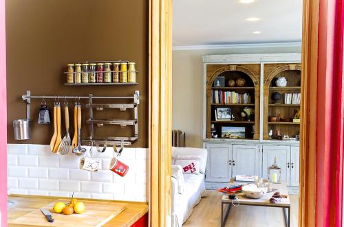 - une cuisine avec un miroir et une table avec des ustensiles dans l'établissement Turenne - Appartement cosy 1 chambre proche du Jardin Public, à Bordeaux