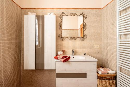 un baño con lavabo y espejo en Villa Adora Holiday Home, en Serravalle Pistoiese