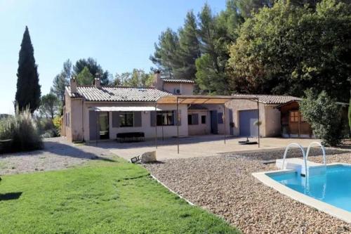 une maison avec une piscine devant dans l'établissement Jolie maison avec vue imprenable, piscine, jeu de boules, calme au cœur du Luberon, à Les Cordiers