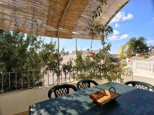 una mesa en un balcón con vistas a la playa en Villetta Daversa 2 a Torre Vado, en Torre Vado