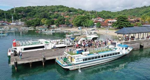 un gran barco está atracado en un muelle en Gili Ferries ticket en Padangbai