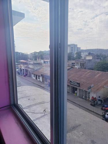 una finestra con vista su una strada della città di Hotel Delux a Mwanza