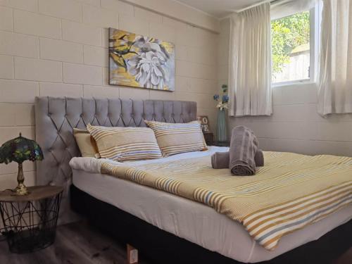 a bedroom with a large bed with at Mt Eden Tidy Unit A in Auckland