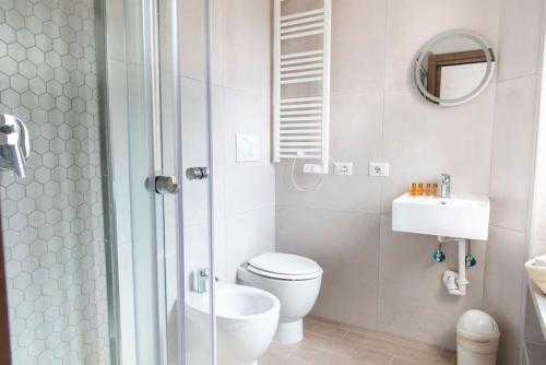 uma casa de banho com um WC, um lavatório e um chuveiro em Domus Viola in San Giovanni em Roma