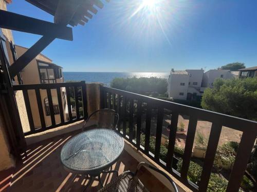 - une table sur un balcon avec vue sur l'océan dans l'établissement Apt neuf à 1 min de la mer à Sausset, à Sausset-les-Pins