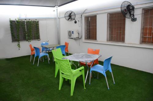 - un groupe de tables et de chaises dans une pièce avec pelouse dans l'établissement House 5 Ibara Housing, Abeokuta, à Abeokuta
