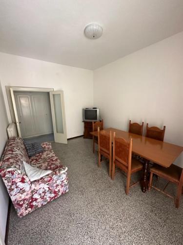 uma sala de estar com uma mesa e um sofá em APPARTAMENTO GYNKgO em Ponte San Giovanni