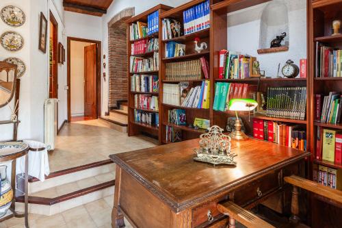 Perpustakaan di vila ini
