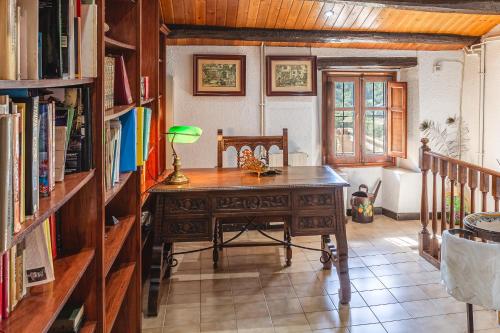 Perpustakaan di vila ini