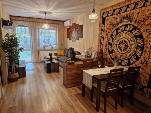 een woonkamer met een tafel en een bank bij Rozina Apartman in Mosonmagyaróvár