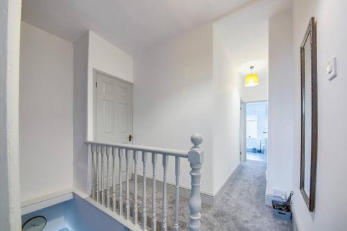 een witte trap met een witte deur in een kamer bij Guest Road - Stylish 3 Bedroom House in Nether Edge