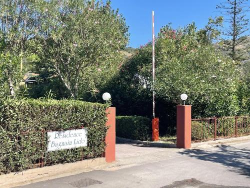 a sign on a fence that reads excellence inexternal lives at Bagnaia Lido 16 - ArgonautiVacanze in Portoferraio