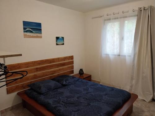 En eller flere senge i et værelse på Charmante villa créole
