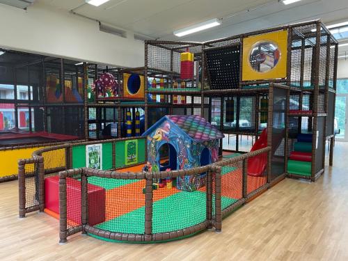 a room with a play area with a play set at Appartement 412 Kunners Oostenrijk in Mittelberg