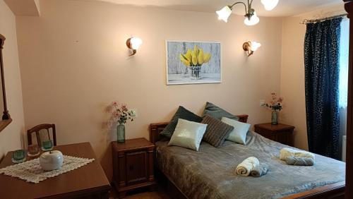 1 dormitorio con 1 cama y 1 mesa en Pokoje nad jeziorem Gdańsk en Gdansk