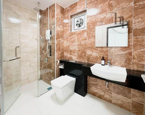 y baño con aseo, lavabo y ducha. en Paragon Seaview 30th Floor【2BR Near CIQ】Netflix, en Johor Bahru