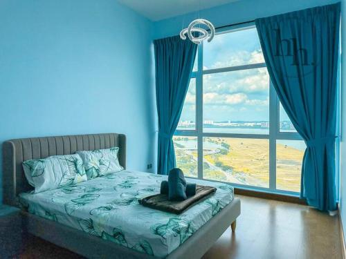 1 dormitorio con cama y ventana grande en Paragon Seaview 30th Floor【2BR Near CIQ】Netflix, en Johor Bahru