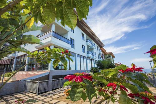 un edificio con flores rojas delante de él en AluaSoul Orotava Valley - Adults Only en Puerto de la Cruz