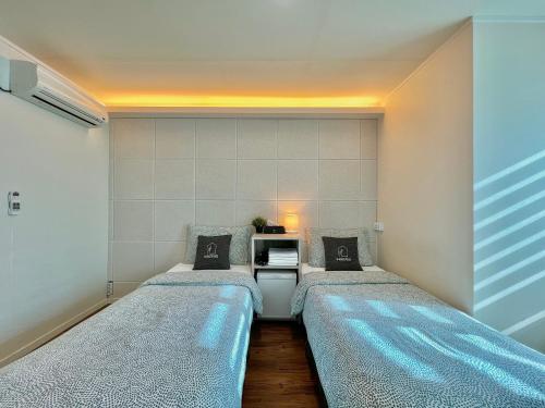 um quarto com duas camas num quarto com em Seoul Grand Hostel EWHA Univ em Seul