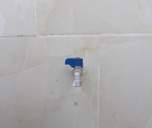a pipe in the corner of a wall at OYO Life 93154 White Kos Jenggala in Tanjung