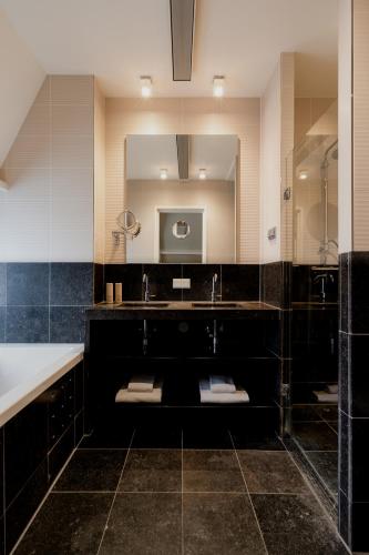a bathroom with a sink and a mirror at Hotel Roemer Amsterdam in Amsterdam