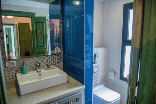 een badkamer met een wastafel en een toilet bij Dar Gino in Kelibia