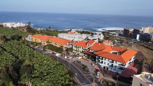 una vista aérea de una ciudad con el océano en AluaSoul Orotava Valley - Adults Only, en Puerto de la Cruz