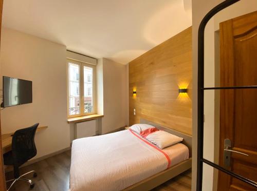 ein Hotelzimmer mit einem Bett und einem Fenster in der Unterkunft Résidence Investar appartement 1 in Montluçon