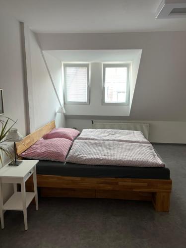 um quarto com uma cama com duas almofadas cor-de-rosa em APARTMÁN U ZOUBKU em Litomysl