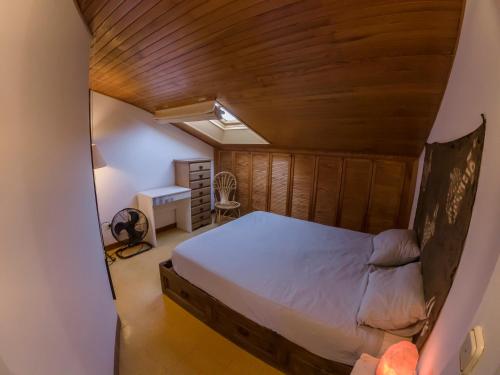 富恩特拉維亞的住宿－guardil，一间卧室设有一张床和木制天花板