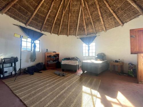 Zimmer mit einem Bett, einer Badewanne und Fenstern in der Unterkunft Mantekuview Homestay 