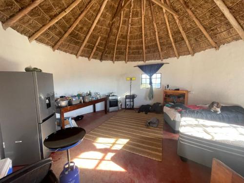 Zimmer mit 2 Betten und einer Küche mit einer Decke in der Unterkunft Mantekuview Homestay 