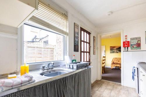 uma cozinha com um lavatório e uma janela em Park View House - Sleeps 6 em York