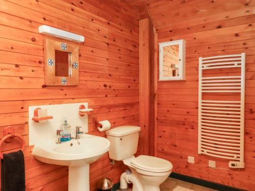 uma casa de banho com um WC e um lavatório em Trout River Retreat em Exeter