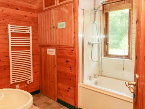 Bilik mandi di Trout River Retreat