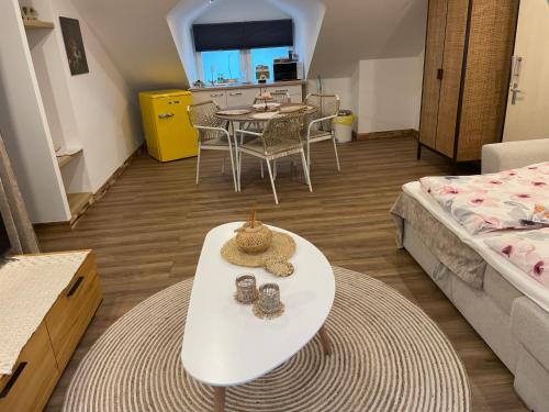 - un salon avec un lit, une table et des chaises dans l'établissement Hallo Maastricht B&B Fientje, à Maastricht