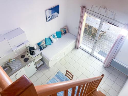 a small kitchen with a bench next to a window at La Morandiere in Grayan-et-lʼHôpital