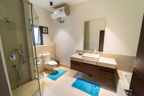 uma casa de banho com um lavatório, um WC e um chuveiro em villa 1314 em Kasauli