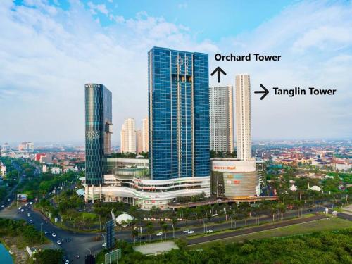 una ciudad con rascacielos altos en una ciudad en Tanglin Orchard Apartment (2BR) en Surabaya