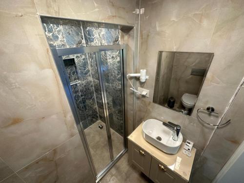 een badkamer met een douche en een wastafel bij st945 Palas Otel in Izmir