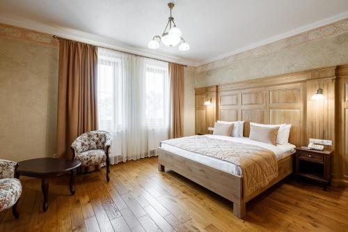 sypialnia z łóżkiem, stołem i krzesłem w obiekcie GANZ HOTEL w Iwano-Frankiwsku